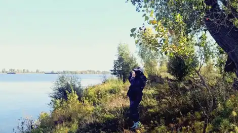поисковик смотрит в бинокль