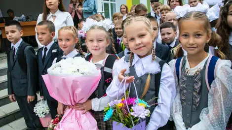 Первоклассники на линейке 1 Сентября в Нижнекамске