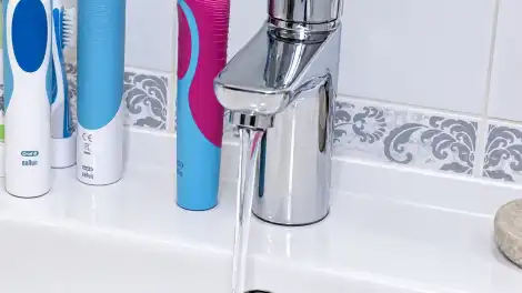 вода течет из крана
