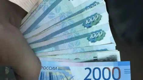 купюры в руках