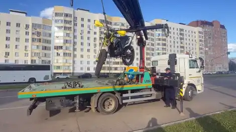 эвакуатор забирает питбайк