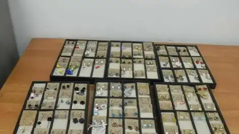 У пассажирки из Китая изъяли 100 пар серёг и очки ручной работы в аэропорту Казани 