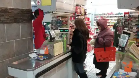 касса в магазине, кассир и покупатели