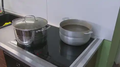 кастрюли с водой греются на плите