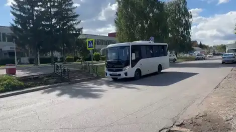 автобус на дороге в Нижнекамске