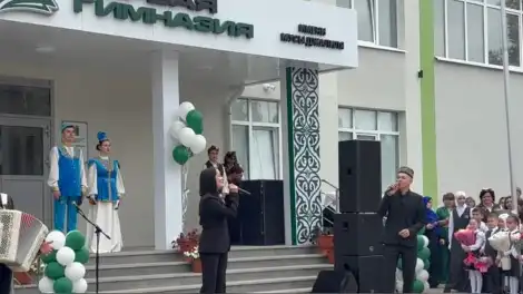 на сцене группа татарской эстрады "Казан егетлэре"