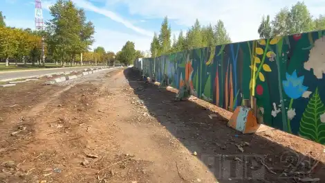 тротуар вдоль бетонного забора на пр. Химиков