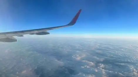 крыло самолета в небе