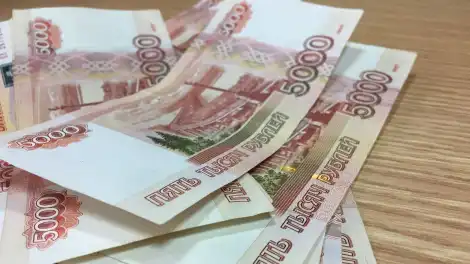 пятитысячные купюры на столе