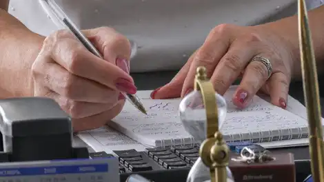женщина пишет в блокноте