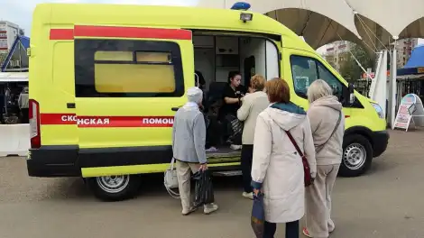 автомобиль скорой помощь на рынке в Нижнекамске, медики делают прививки от гриппа