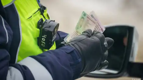 Инспектор ДПС проверяет документы