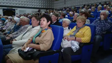 Ветераны НКНХ на праздничном концерте ко Дню пожилого человека