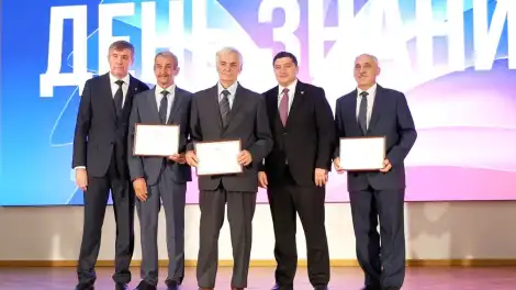 Преподаватели НХТИ получают сертификаты о внесении на электронную доску почета РТ