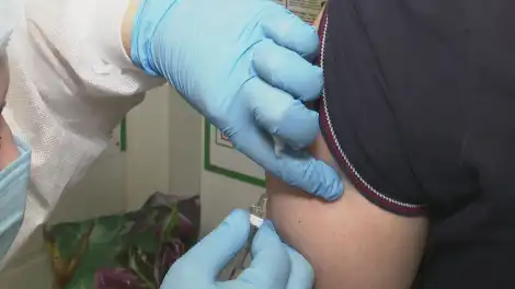 Медсестра делает прививку от гриппа