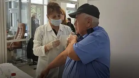 медик делает прививку от гриппа на избирательном участке Нижнекамска