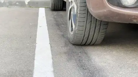 Автомобильное колесо и дорожная разметка