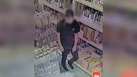 мужчина в магазине подозреваемый в краже