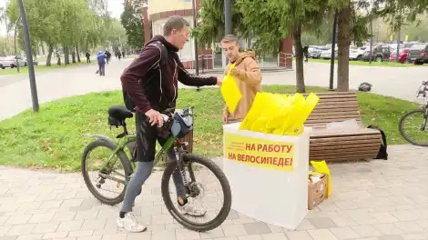 мужчина на велосипеде остановился, чтобы взять перекус