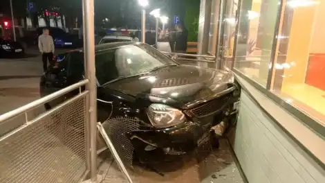 автомобиль врезался в кафе в Елабуге