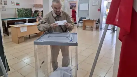 пенсионер голосует в Шереметьевке