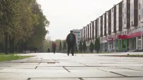 пенсионер идет по Школьному бульвару в Нижнекамске