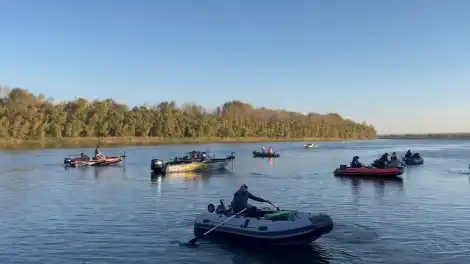 рыбаки рыбачат с лодок в Нижнекамском районе