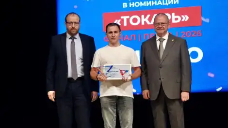 Олег Мельниченко награждает Максима Демина