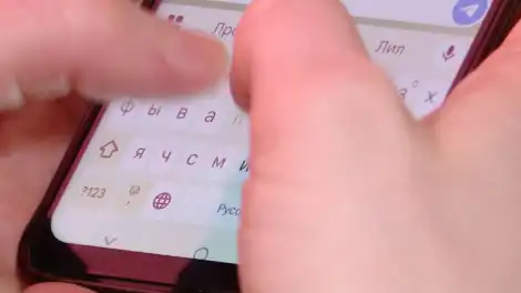 человек пишет в телефоне