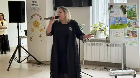 женщина поет на избирательном участке