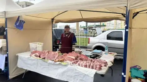 женщина продаёт мясо на сельхозярмарке