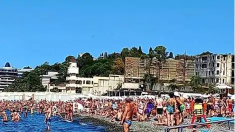 пляж Ривьера в Сочи, люди отдыхают на берегу моря
