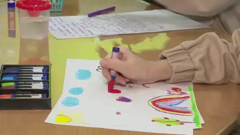 Ребенок в детском саду рисует