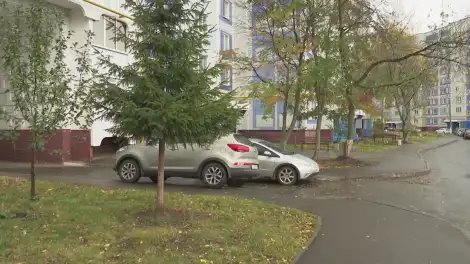двор в Нижнекамске осенью