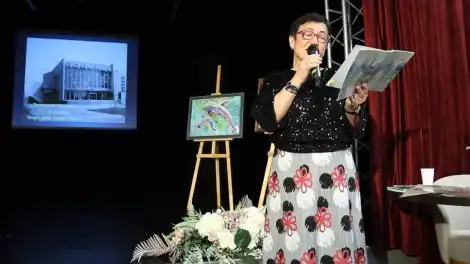Альфия Юдина читает из своего сборника