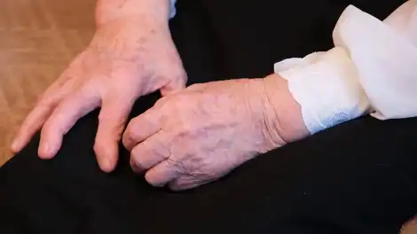 Руки старой женщины