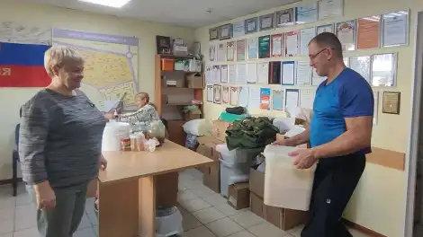 пчеловод Рамиль Сулейманов принёс мед в пункта сбора гуманитарной помощи в Нижнекамске