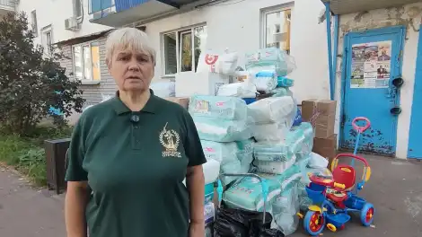 Лариса Орлова с гуманитарным грузом
