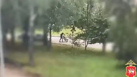 мужчина держит чужой мотоцикл