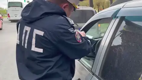 Инспектор ДПС Нижнекамска проверяет документы у водителя