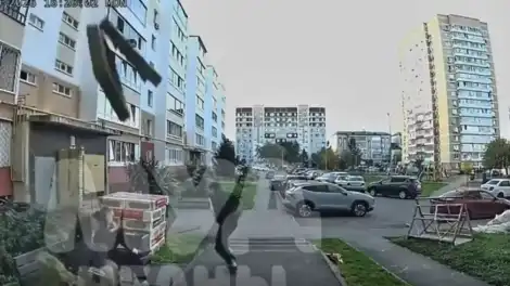 Во время капремонта в Татарстане с фасада дома сорвался утеплитель