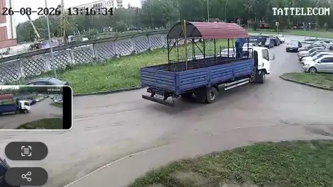 Кран-манипулятор грузит беседку в кузов