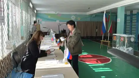 женщина на избирательном участке