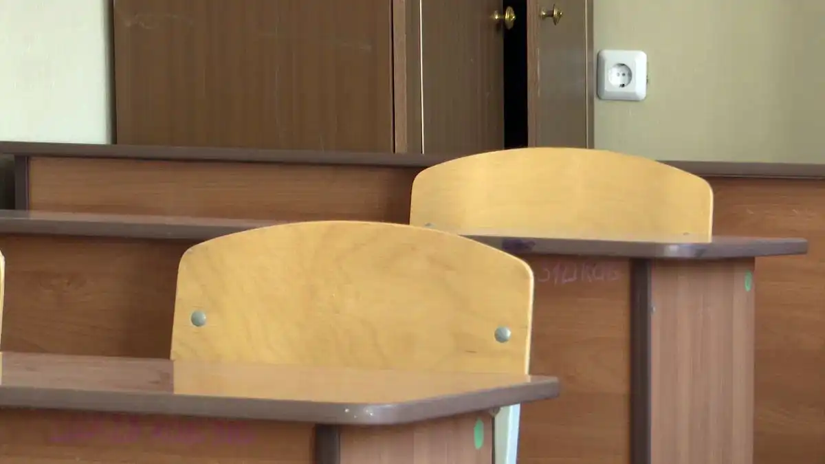 парты и стулья в школьном классе