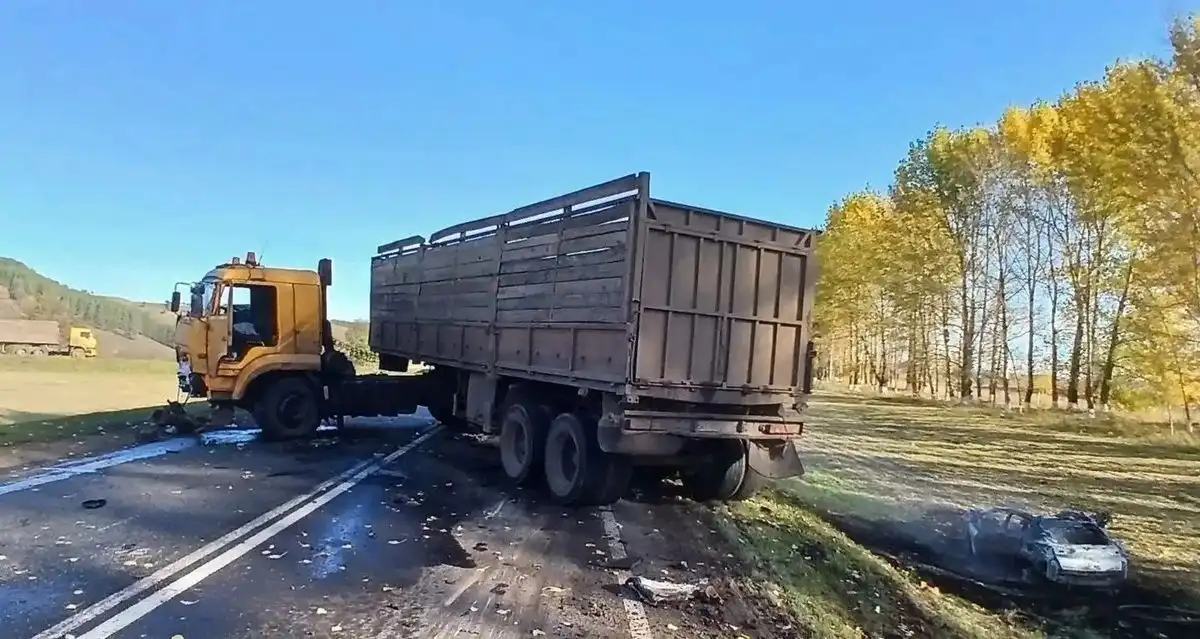 камаз развернуло поперек дороги