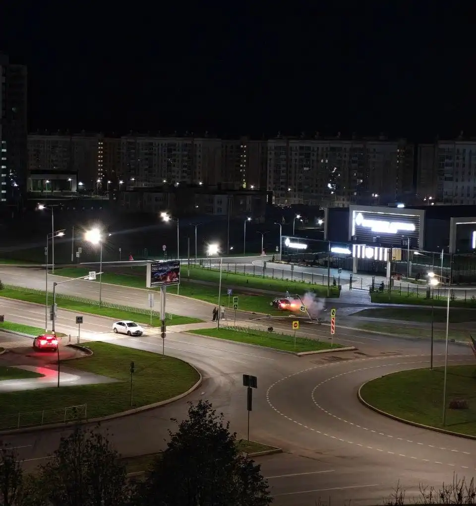 Автомобиль снес опору на проспекте Мира в Нижнекамске