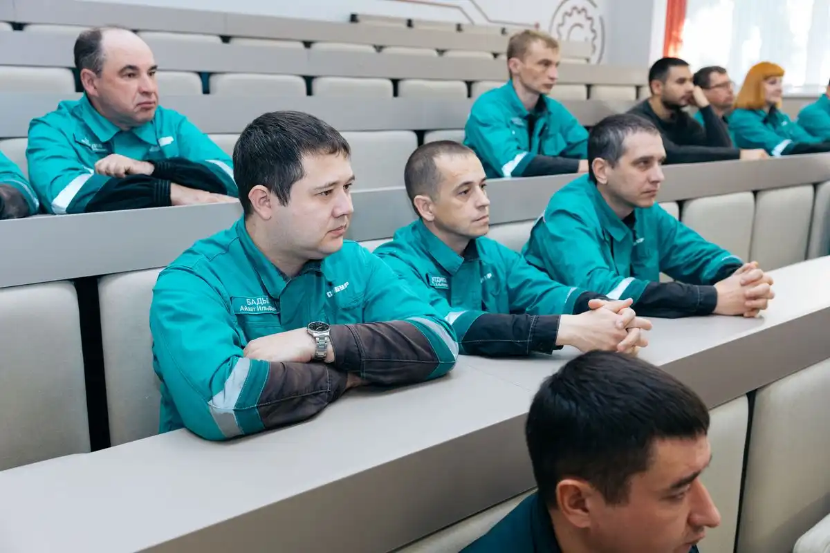 участники конкурса профессионального мастерства «Мастер года» слушают эксперта