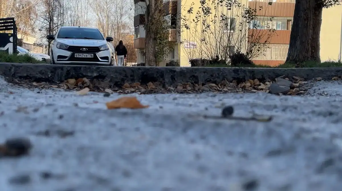 яма на дороге, вид снизу