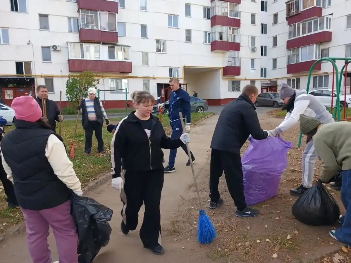 жители дома Гагарина 1А в Нижнекамске убираются во дворе
