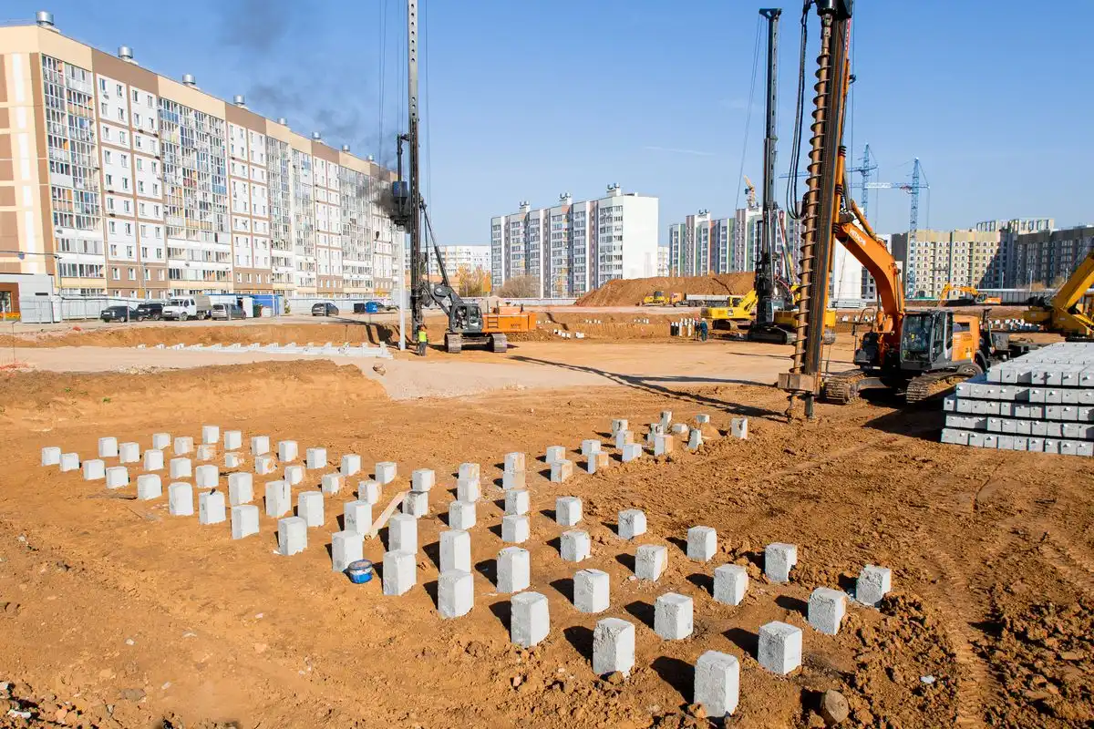 сваи на месте будущей школы Сибура в Нижнекамске